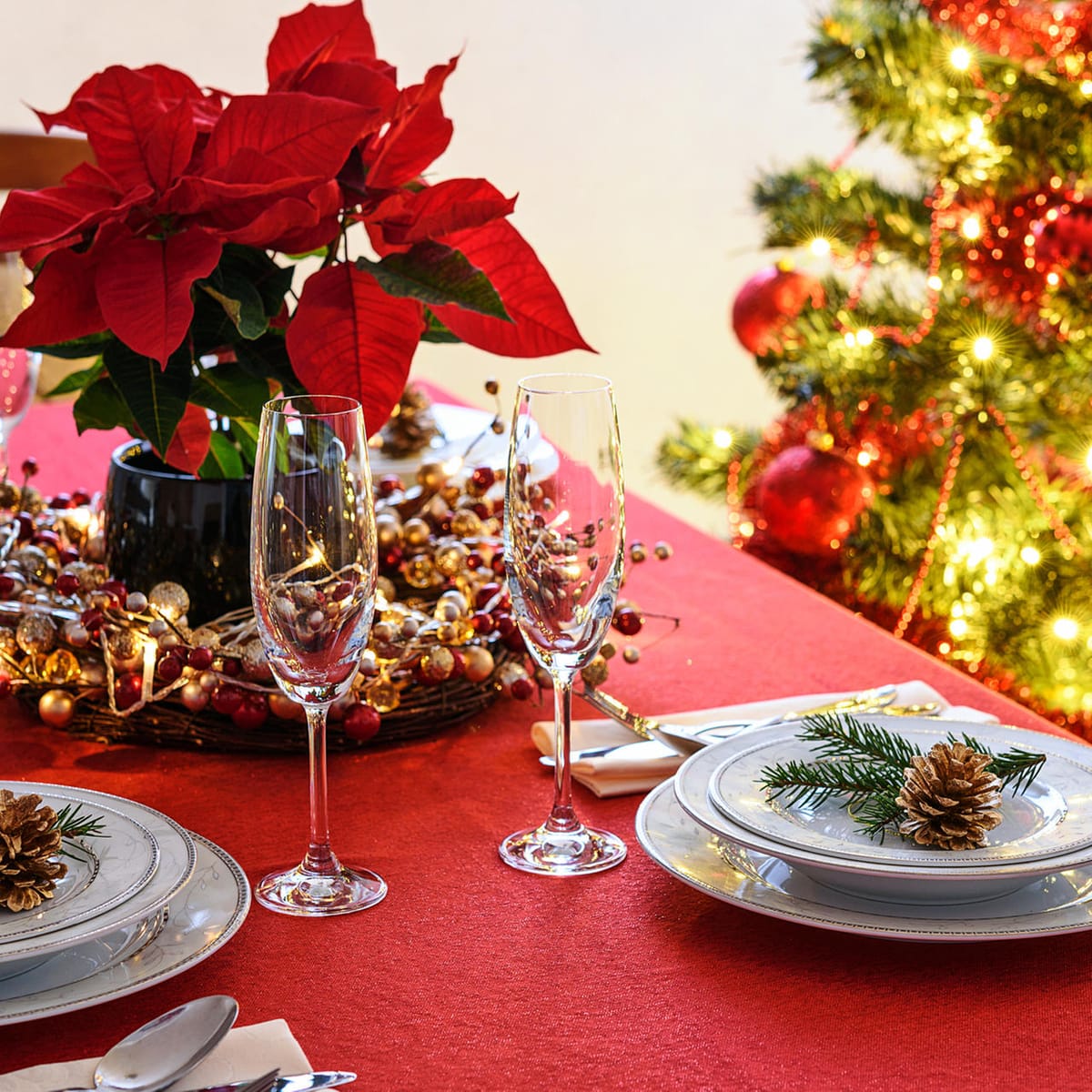 Festive Red and Gold Christmas with Poinsettia and Wreath Festive Red and Gold Christmas with Poinsettia and Wreath — Elegant Christmas Table Setting