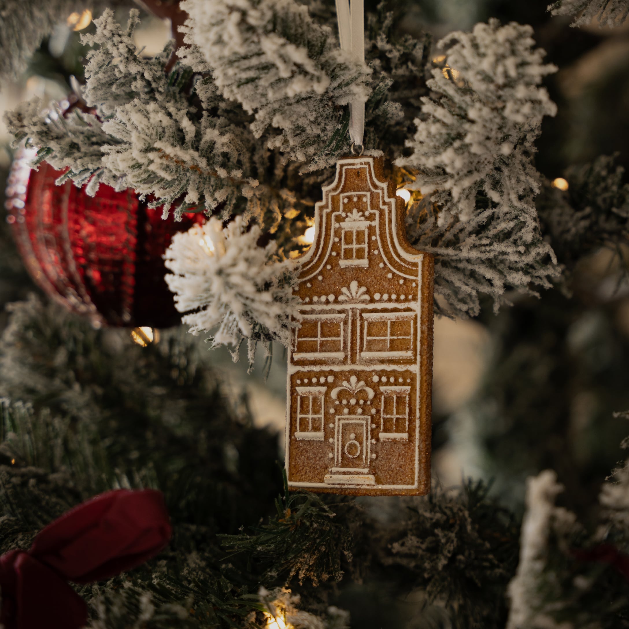 Vintage Gingerbread House Ornament on a Flocked Tree — Ornament Christmas Tree