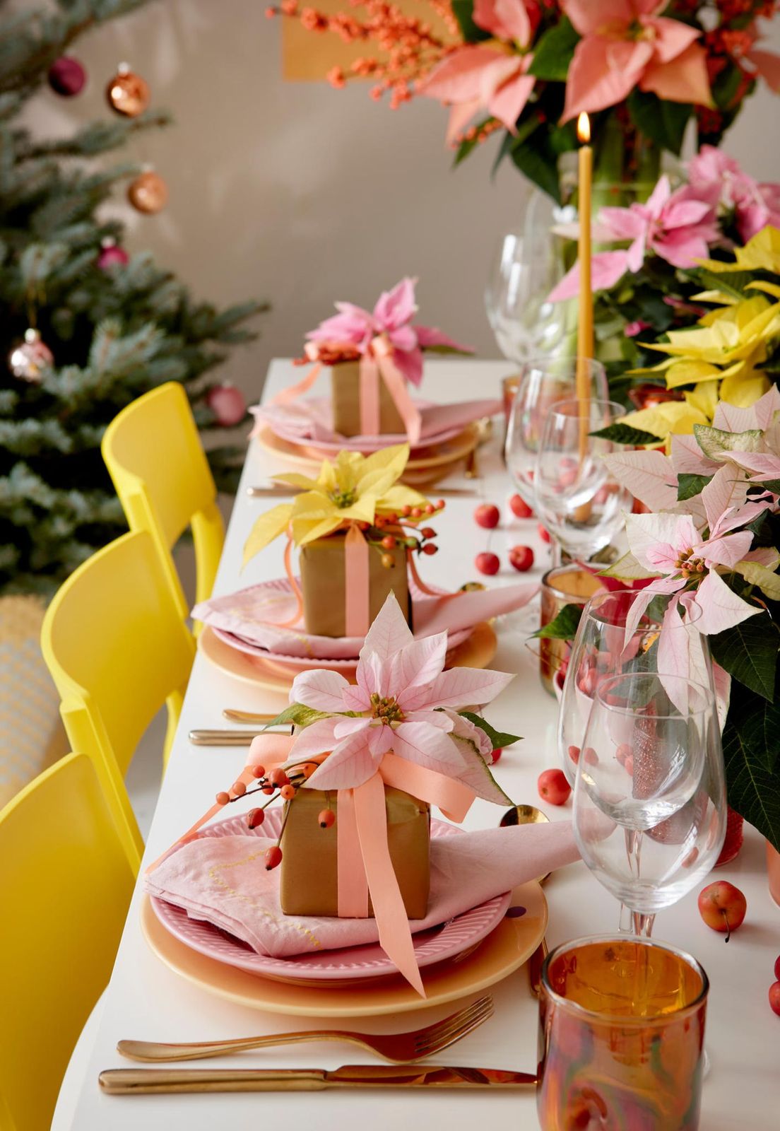 Elegant Pink Napkins and Poinsettia Accents for Christmas Dining Elegant Pink Napkins and Poinsettia Accents for Christmas Dining — Pink Christmas Decor