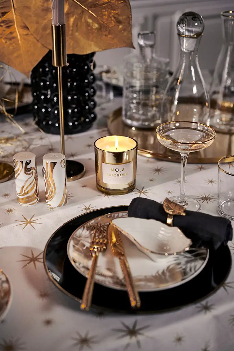 Elegant Black, White, and Gold Table Setting with Star Accents Elegant Black, White, and Gold Table Setting with Star Accents — New Years Eve Party Decor