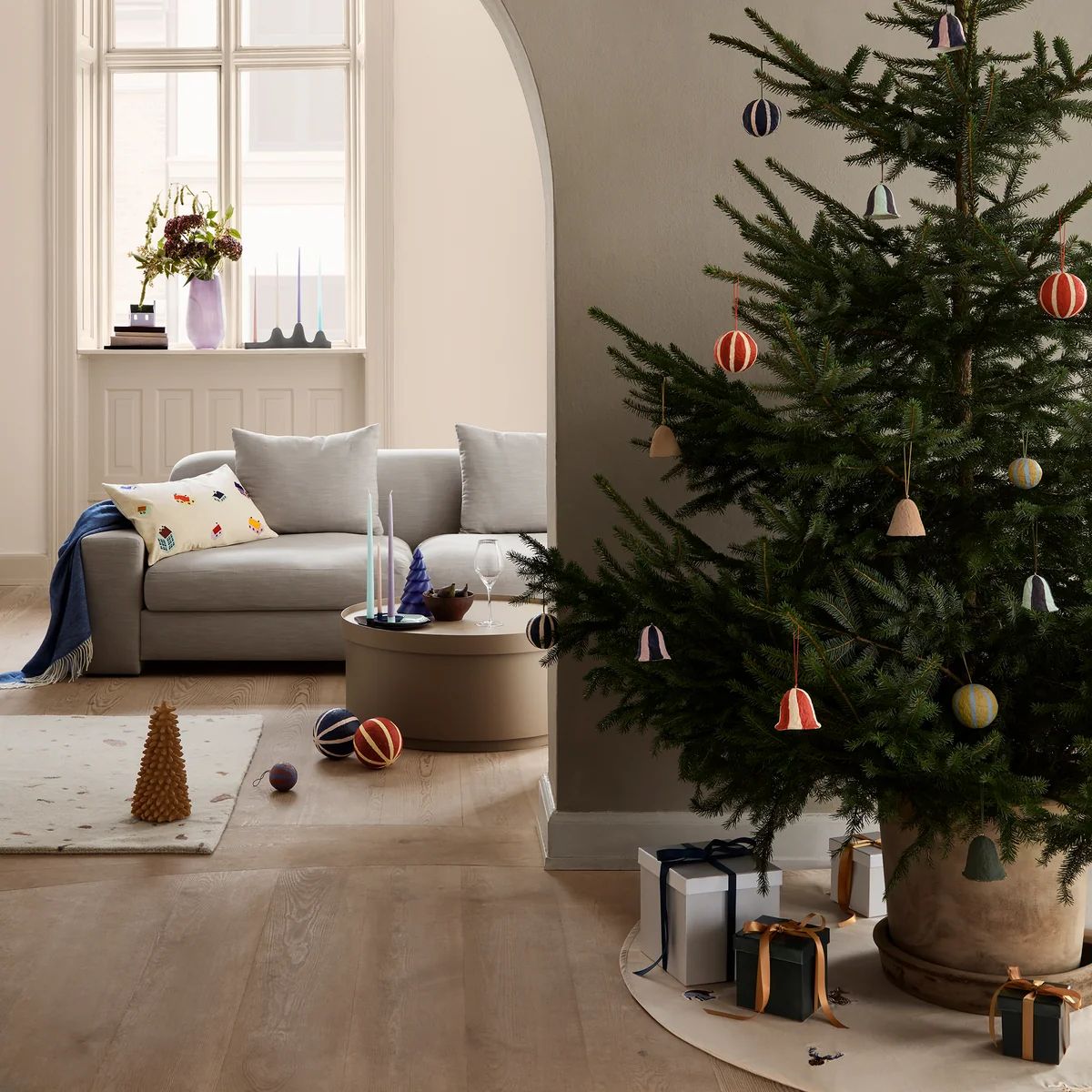 Scandinavian Style Neutral Tree Skirt for a Bright Living Room Scandinavian Style Neutral Tree Skirt for a Bright Living Room — Christmas Tree Skirt