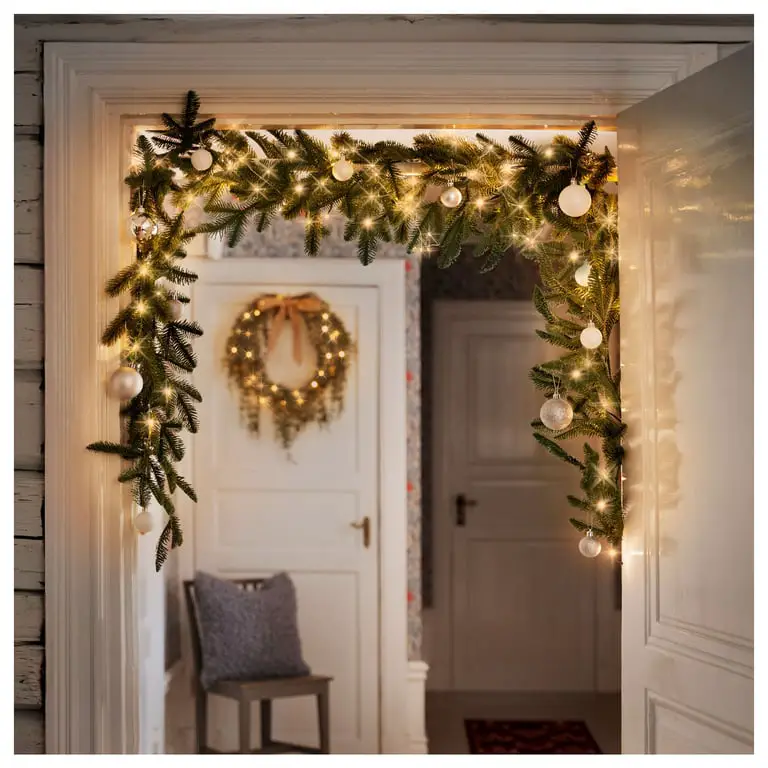 Cozy Doorway Garland with Warm Fairy Lights and Baubles Cozy Doorway Garland with Warm Fairy Lights and Baubles — Christmas Door Frame Lights