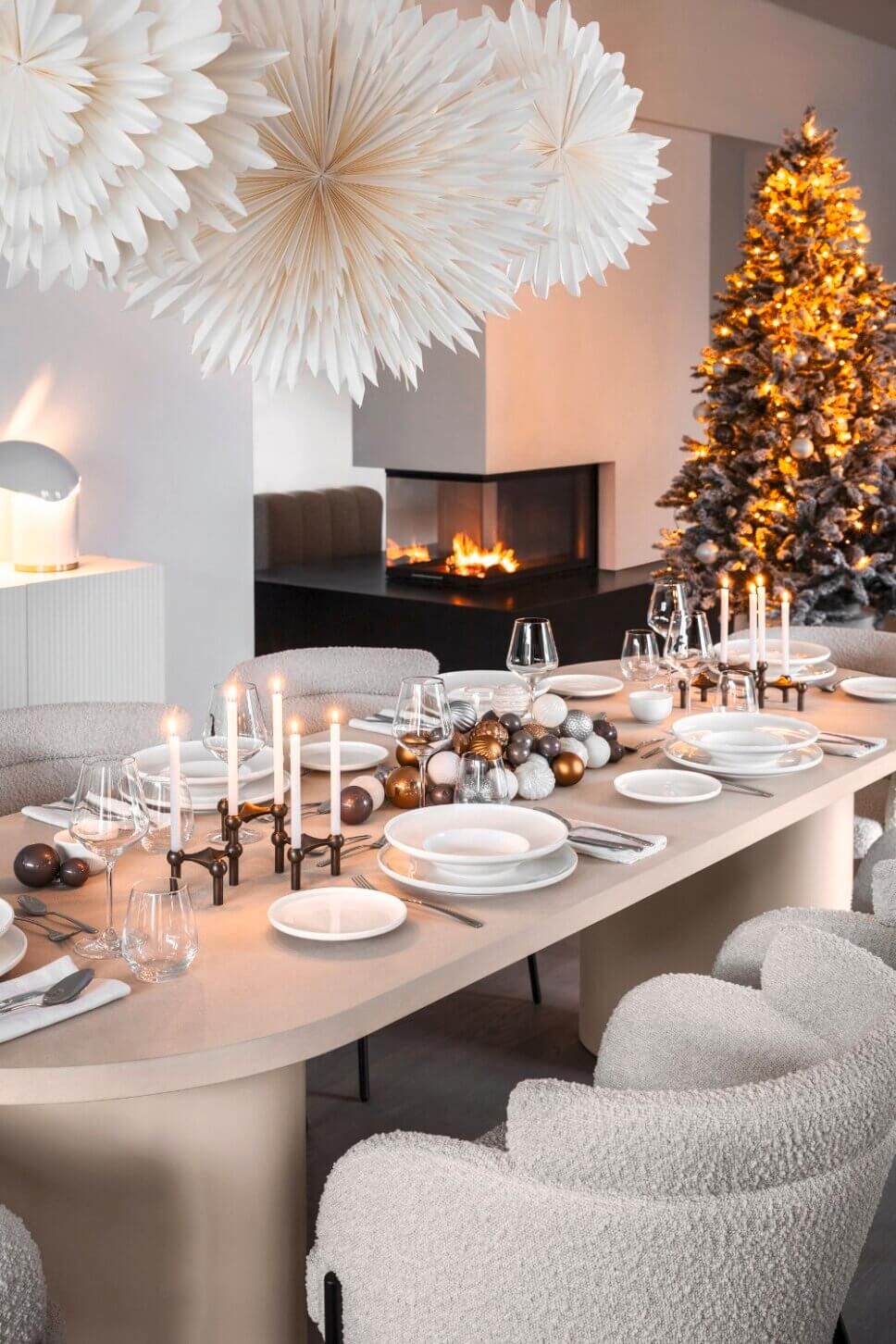 Luxury Modern Christmas Dining with Fireplace and Tree — Christmas Dining Room Decor