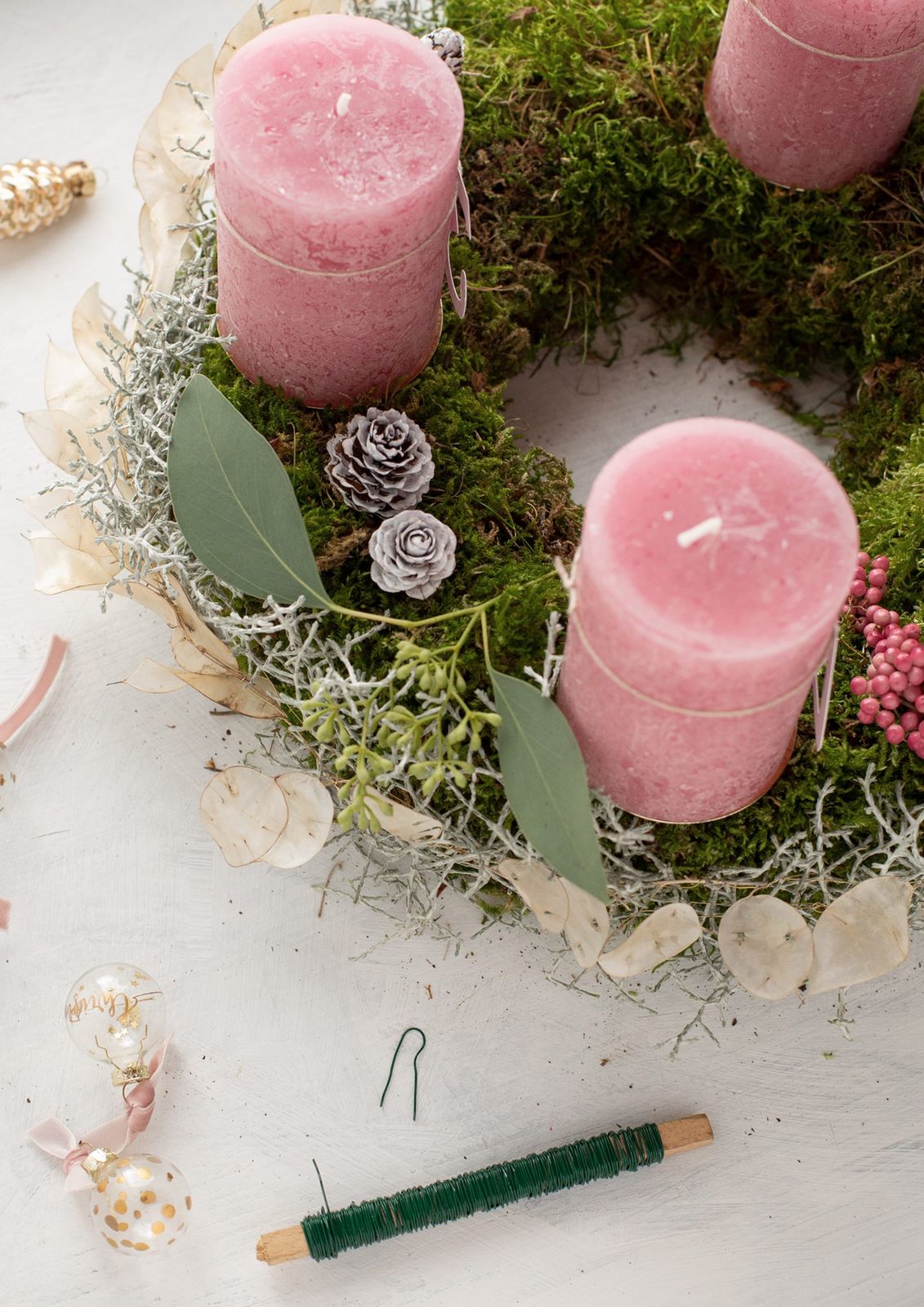 Elegant Moss Wreath with Pink Candles and Dried Elements Elegant Moss Wreath with Pink Candles and Dried Elements — DIY Christmas Wreath