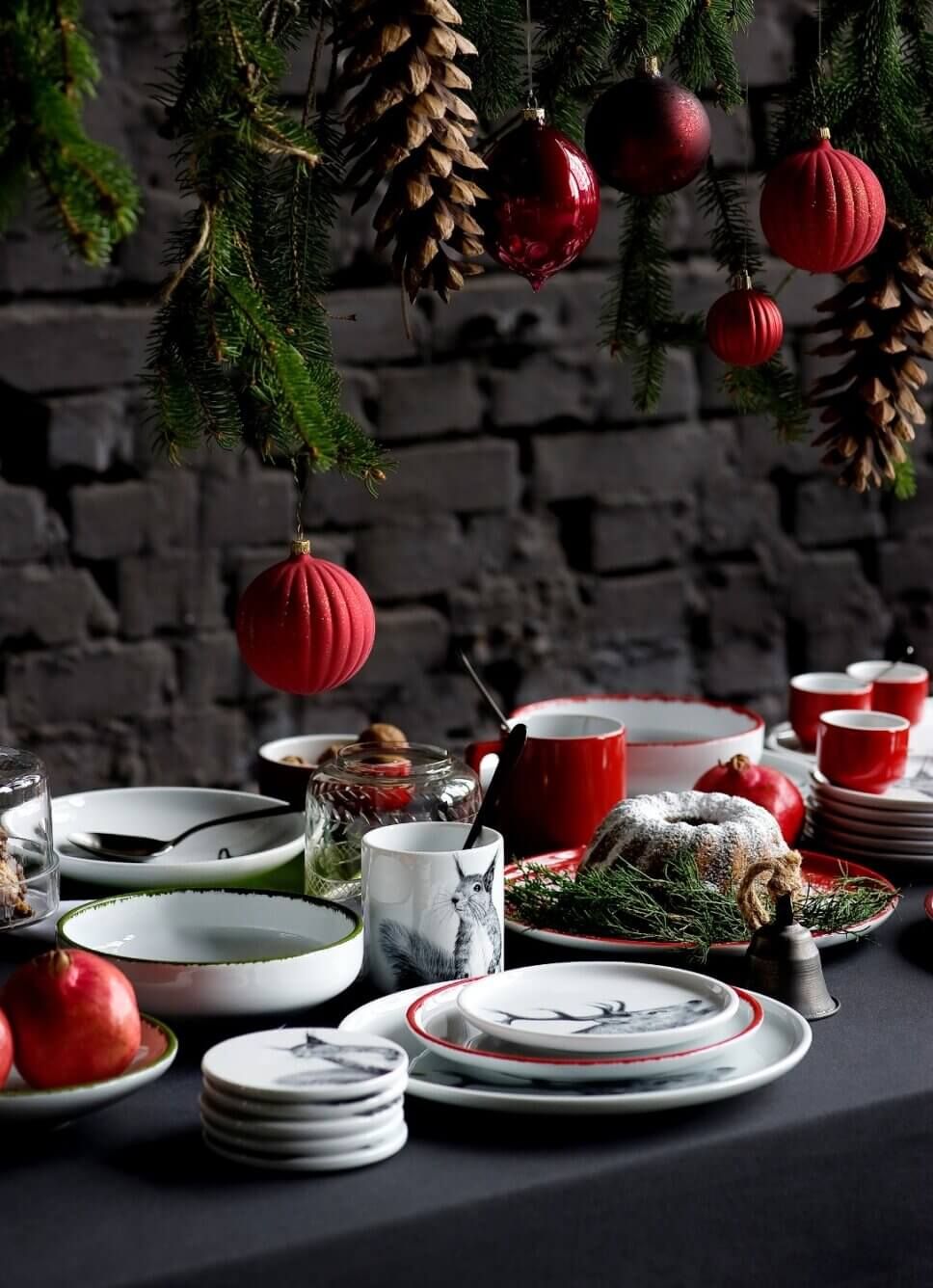 Rustic Modern Table Setting with Overhead Pine Garland Rustic Modern Table Setting with Overhead Pine Garland — Christmas Centerpiece