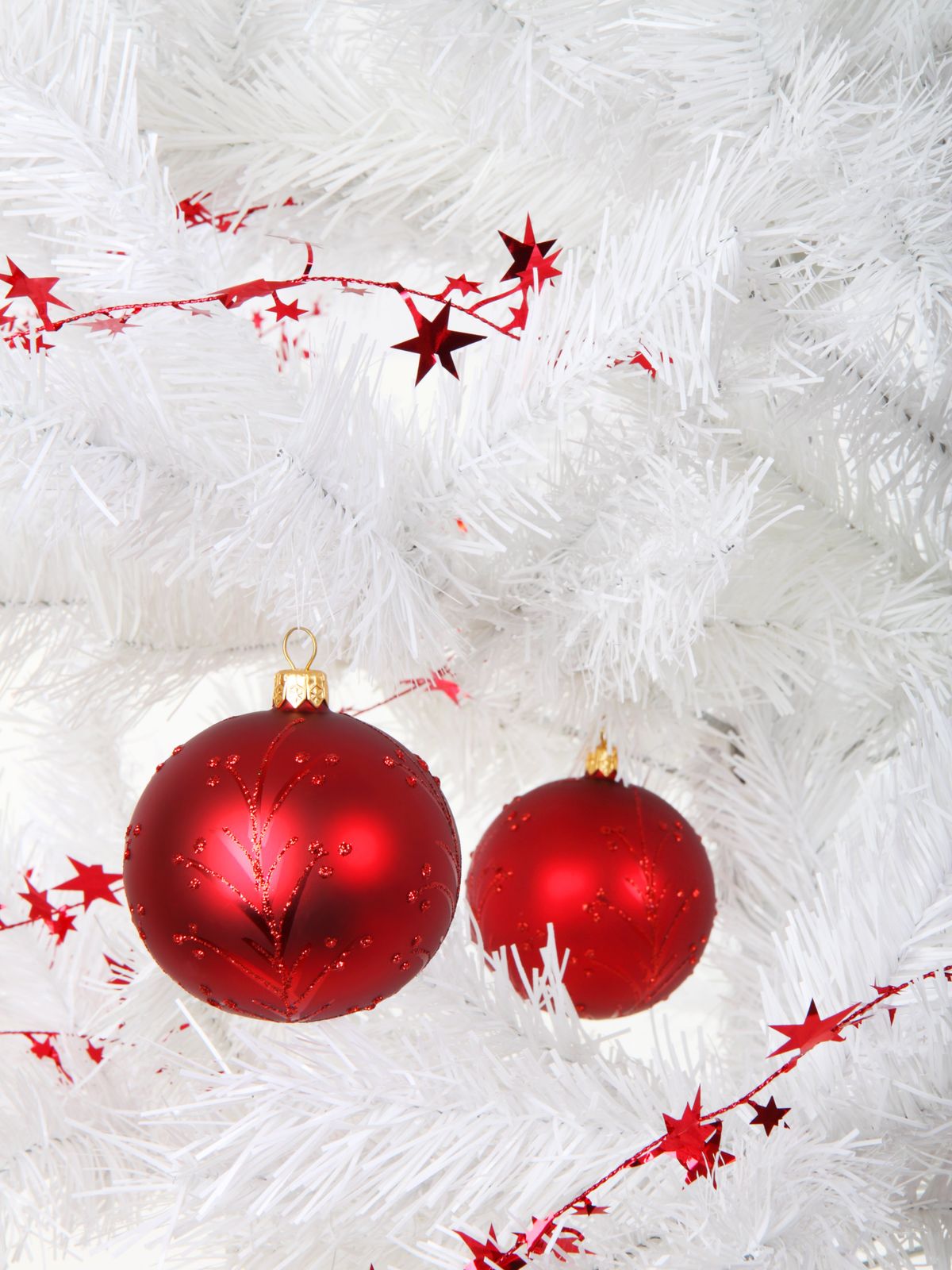 Striking White Tree with Red Baubles and Star Garland Striking White Tree with Red Baubles and Star Garland — Red and White Christmas Tree
