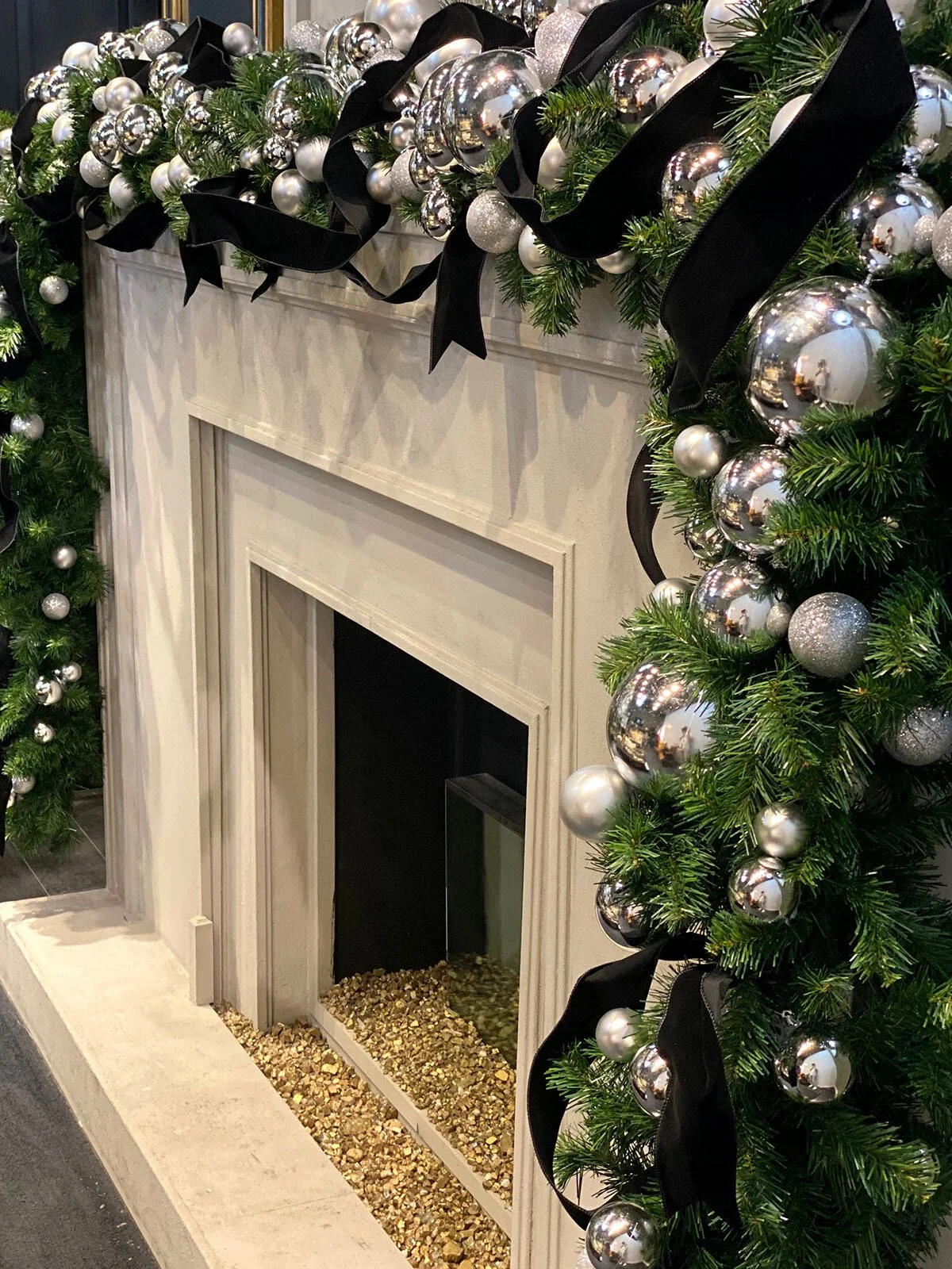 Elegant Modern Garland on Fireplace Mantel — Modern Christmas Decor