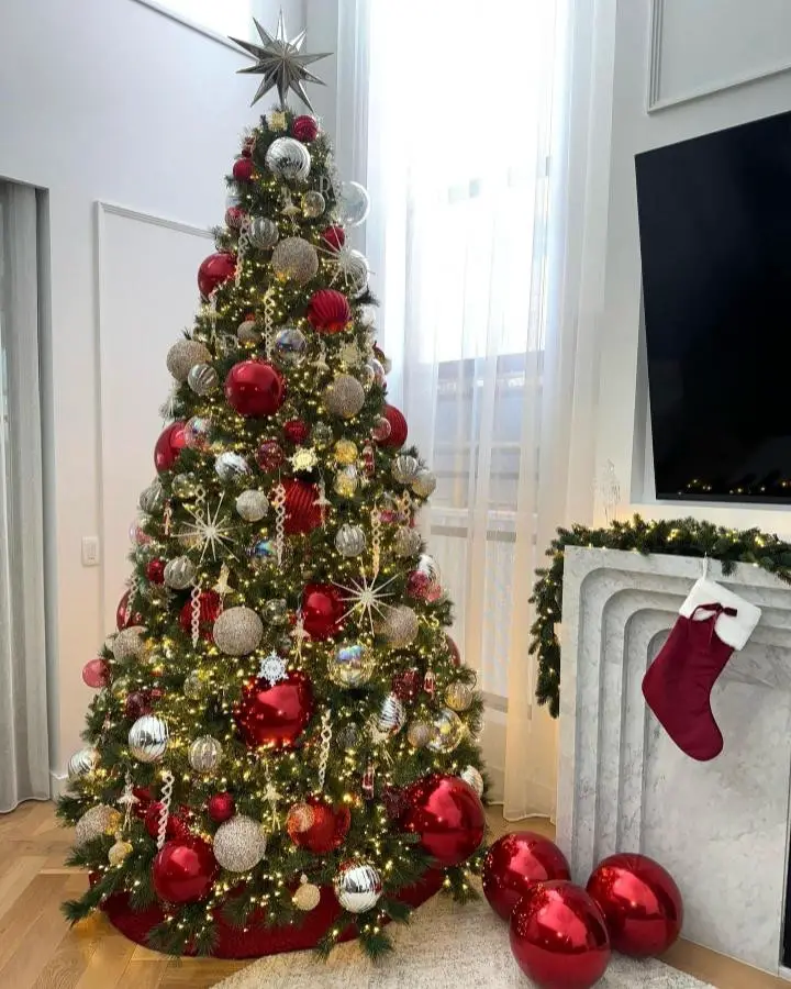 Living Room Visual Idea — Elegant Christmas Tree
