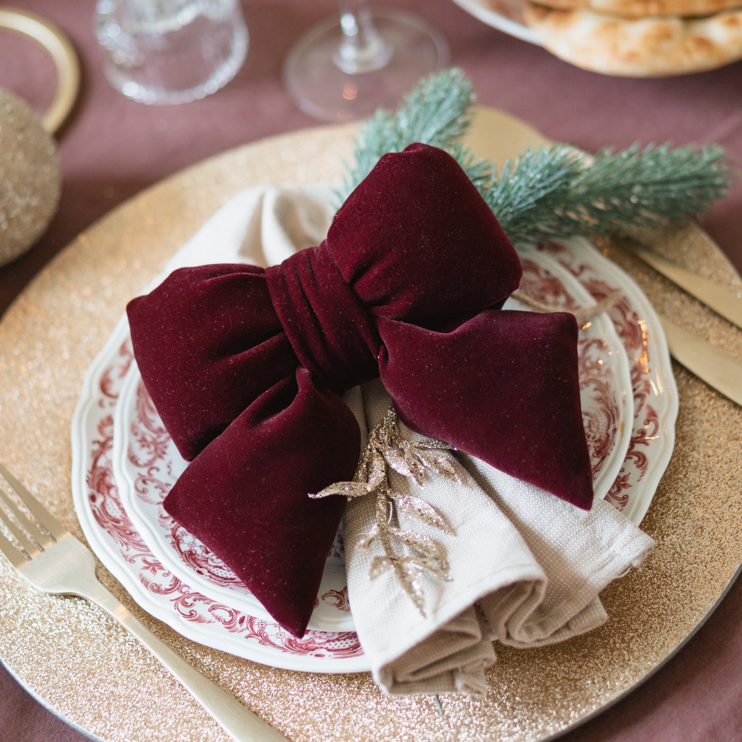 Elegant Christmas with Burgundy Velvet Bow Napkin Ring Elegant Christmas with Burgundy Velvet Bow Napkin Ring — Elegant Christmas Table Setting