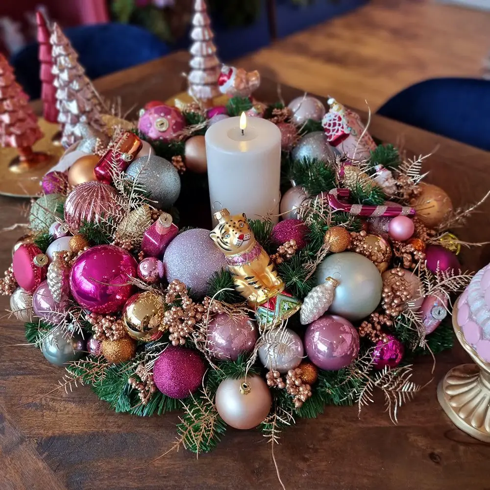 Lush Christmas Wreath with Abundant Pink and Gold Baubles Lush Christmas Wreath with Abundant Pink and Gold Baubles — Pink Christmas Decor