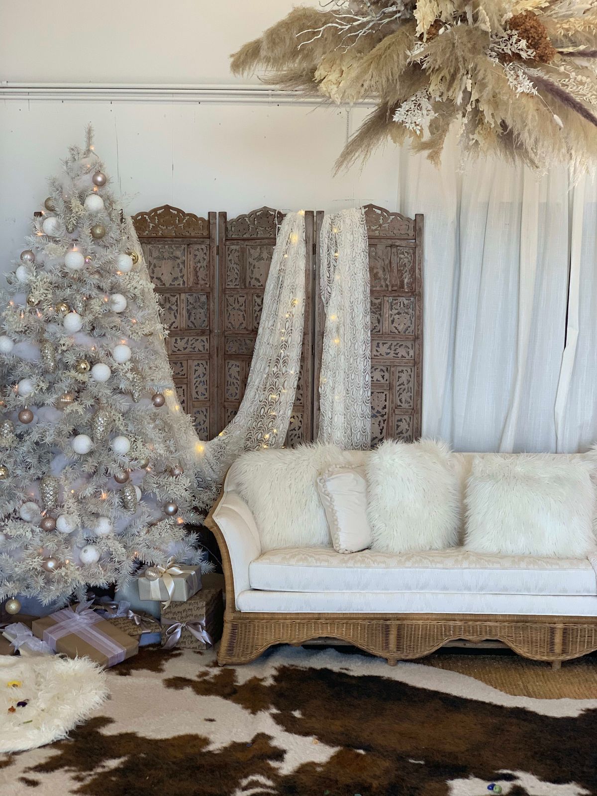 Eine weiße Couch im Boho-Stil neben einem Weihnachtsbaum für ein Fotoshooting von Elizabeth Persico in Minneapolis, MN