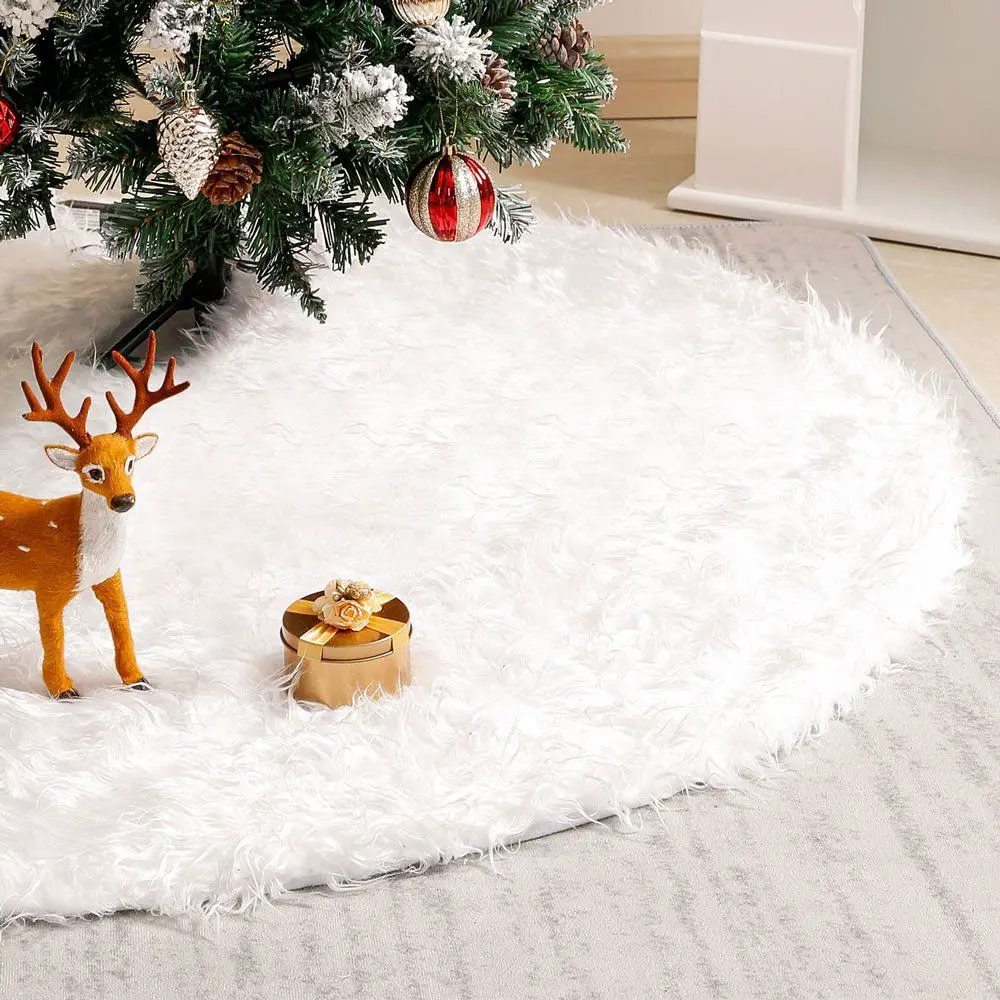 Fluffy White Faux Fur Skirt in a Modern Grey Setting Fluffy White Faux Fur Skirt in a Modern Grey Setting — Christmas Tree Skirt