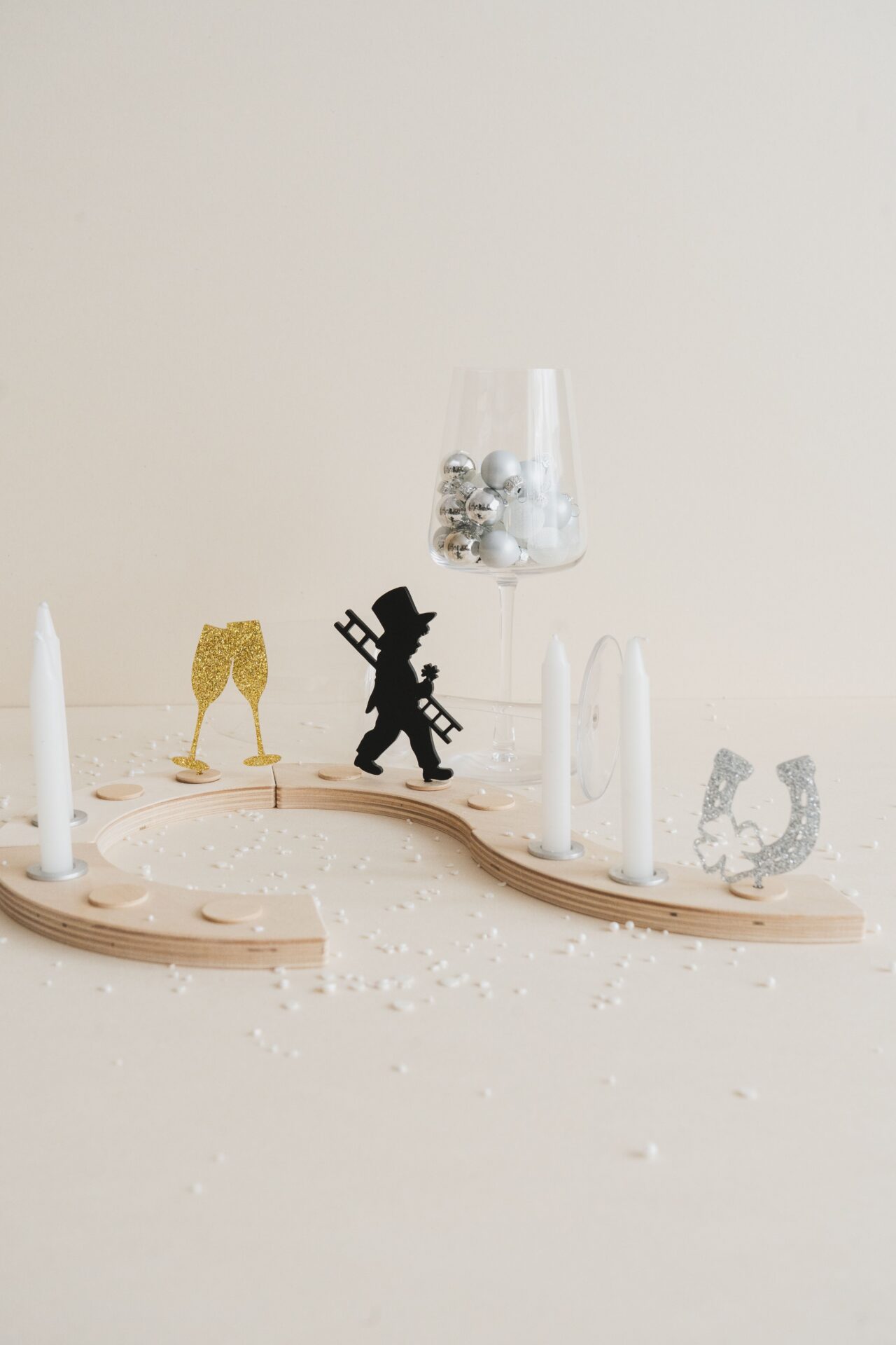 Gold Glitter Champagne Glasses and Festive Figures — Gold New Years Eve Decor