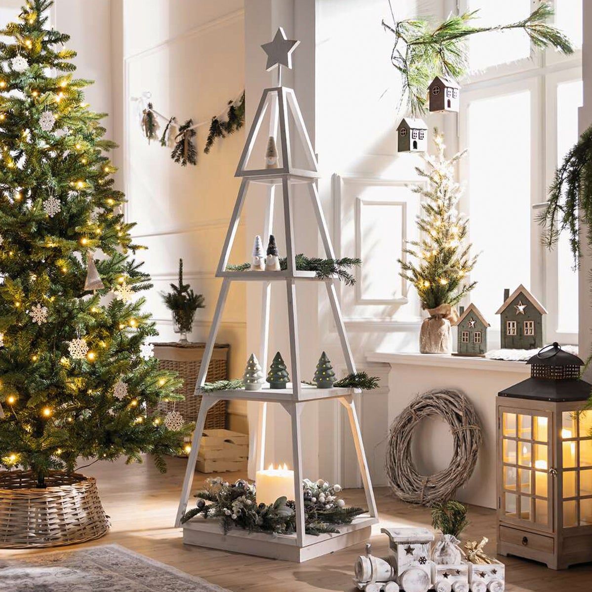 Traditional Living Room with White and Red Ornaments Traditional Living Room with White and Red Ornaments — Red and White Christmas Tree
