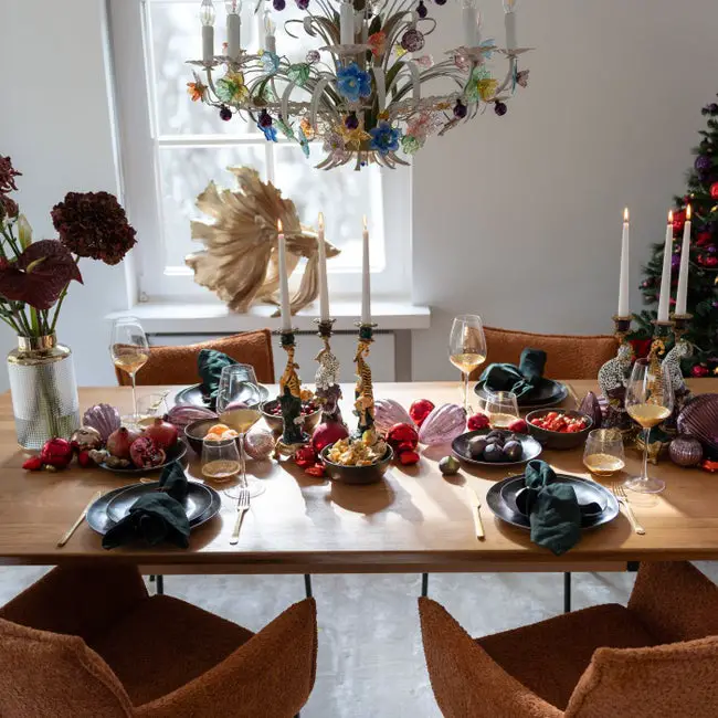 Glamorous Christmas Table with Dark Tones and Gold Glamorous Christmas Table with Dark Tones and Gold — Elegant Christmas Table Setting