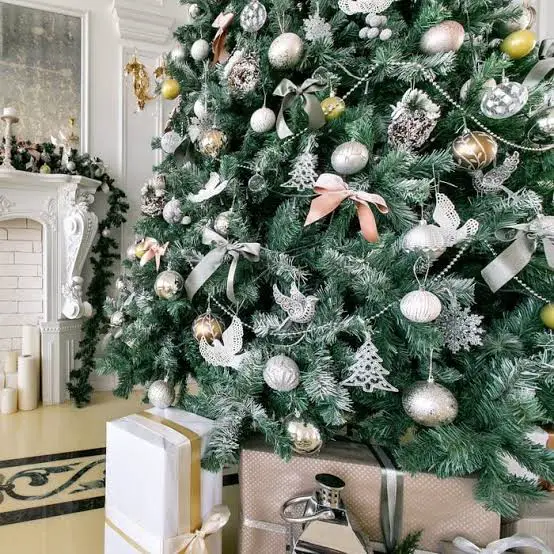 Farmhouse Christmas Tree with Gold, Silver, and White Ornaments Farmhouse Christmas Tree with Gold, Silver, and White Ornaments — Rustic Christmas Tree