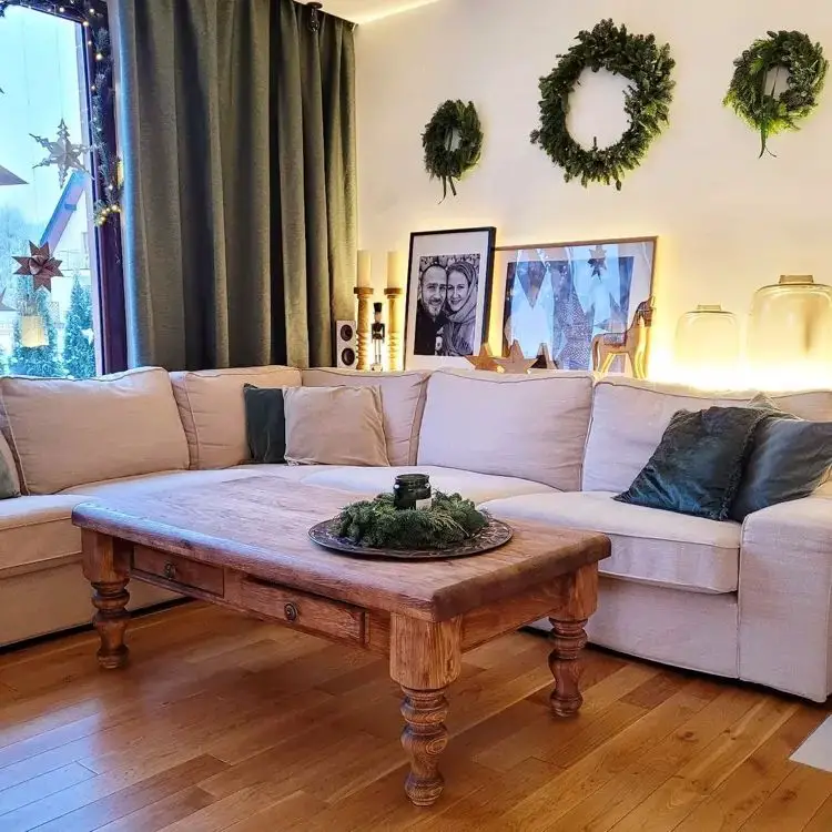 Adorn a Farmhouse Coffee Table with a Wreath Adorn a Farmhouse Coffee Table with a Wreath — Winter Home Decor