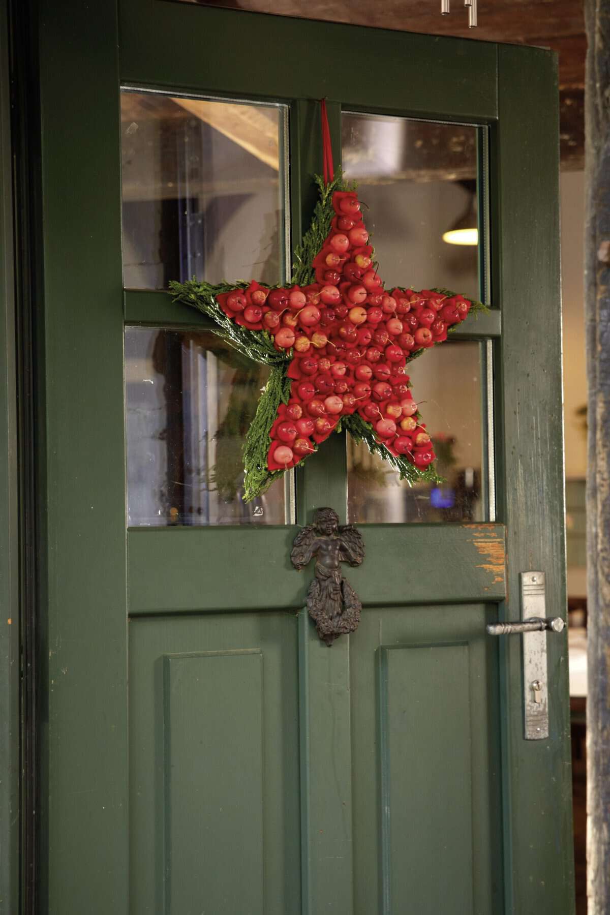Rustic Door with Star-Shaped Greenery and Apple Wreath Rustic Door with Star-Shaped Greenery and Apple Wreath — Christmas Door Frame Lights