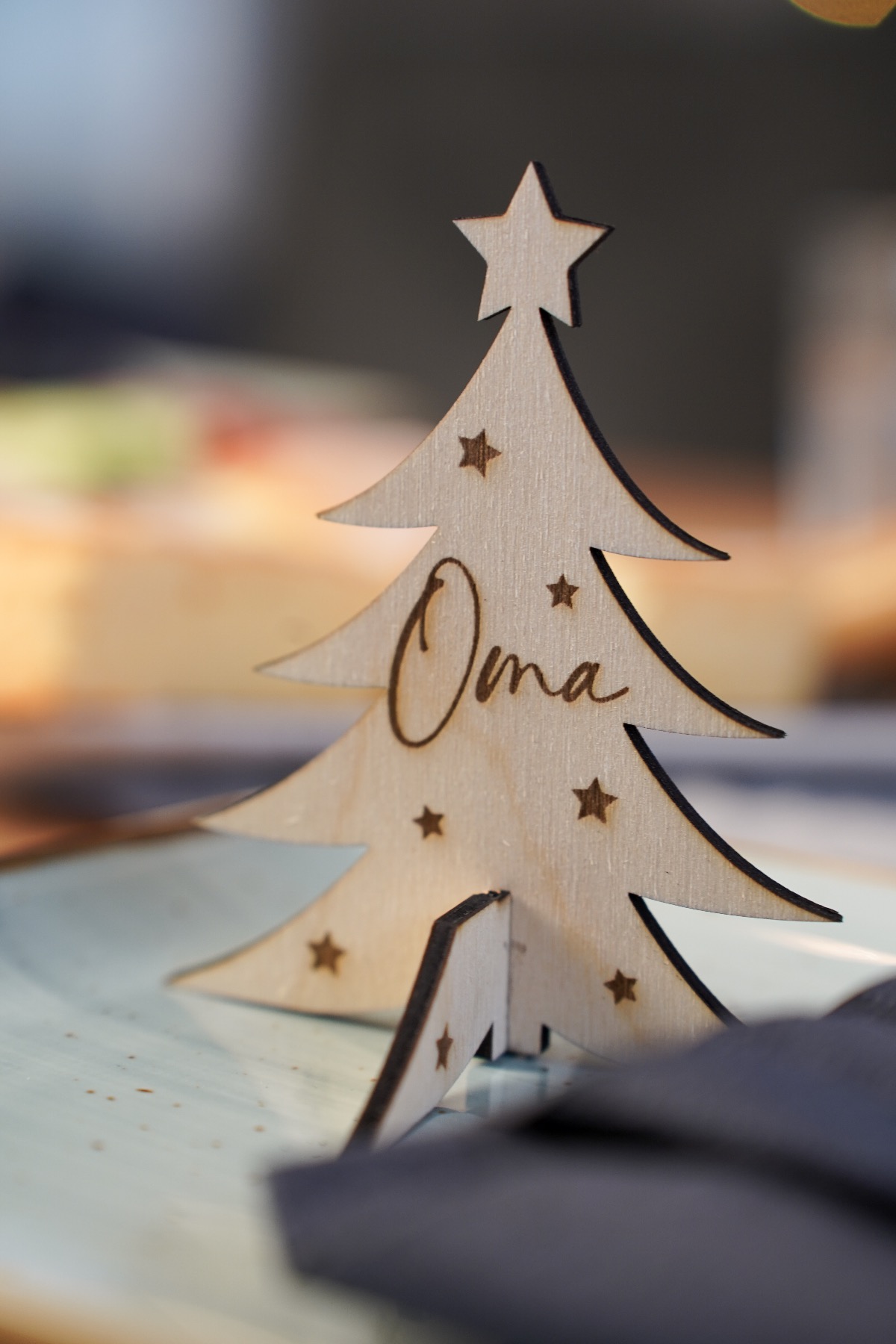 Modern Wooden Christmas Tree Place Card on Ceramic Plate — Christmas Place Cards