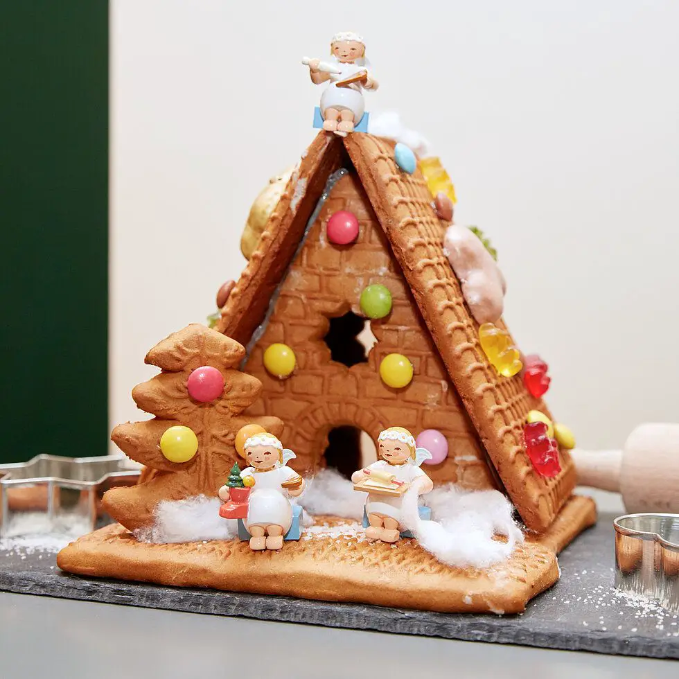 Classic Gingerbread House and Figure on a Shelf Display Classic Gingerbread House and Figure on a Shelf Display — Gingerbread Christmas Decor