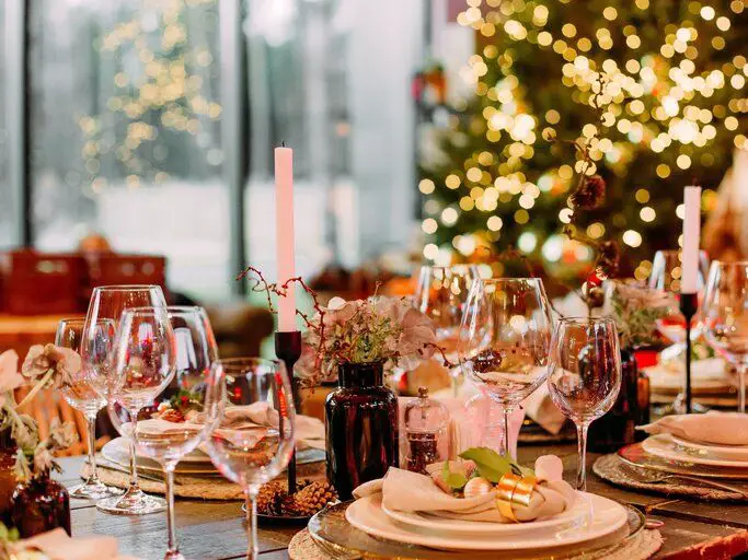 Elegant Christmas Table with Festive Glow from Tree and Candles — Christmas Table Setting