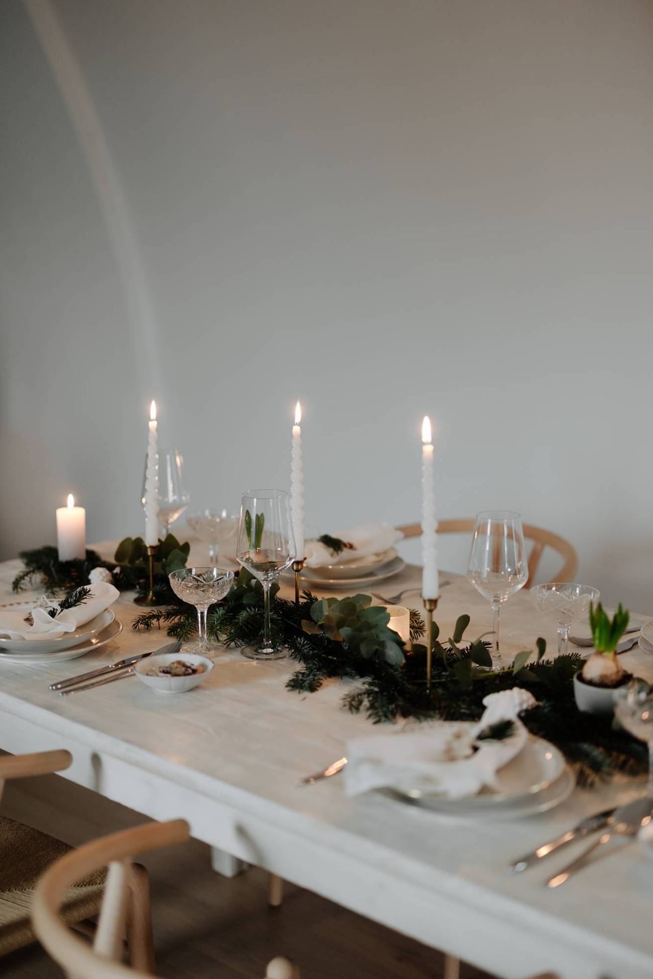 Elegant Table with Lush Pine Garland and Brass Candle Holders Elegant Table with Lush Pine Garland and Brass Candle Holders — Elegant Christmas Table Setting