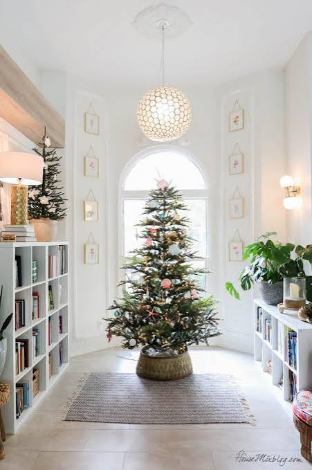 Coastal Entryway Featuring a Festive Christmas Tree Coastal Entryway Featuring a Festive Christmas Tree — Coastal Christmas Decor