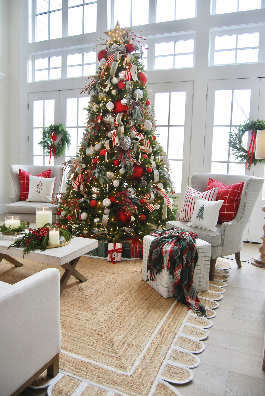 Traditional Elegant Visual Idea — Elegant Christmas Tree