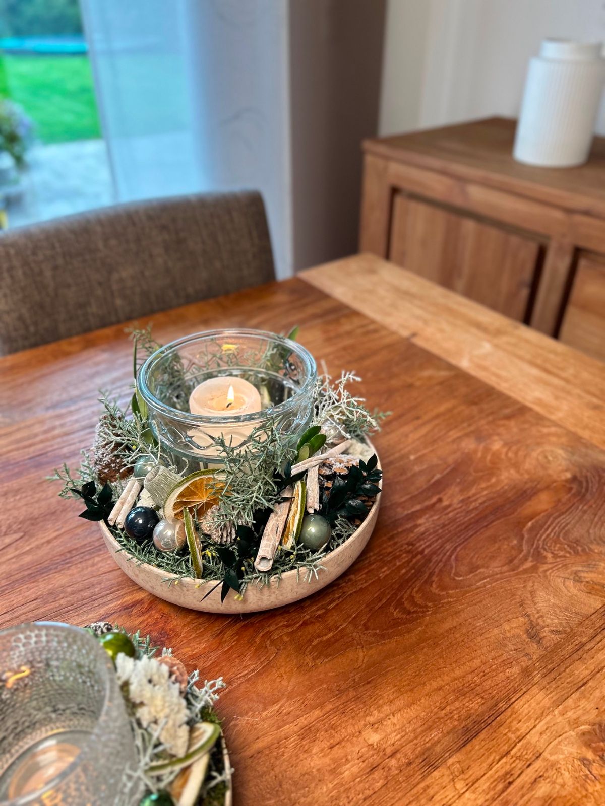 Minimalist Christmas Centerpiece with Natural Botanicals Minimalist Christmas Centerpiece with Natural Botanicals
