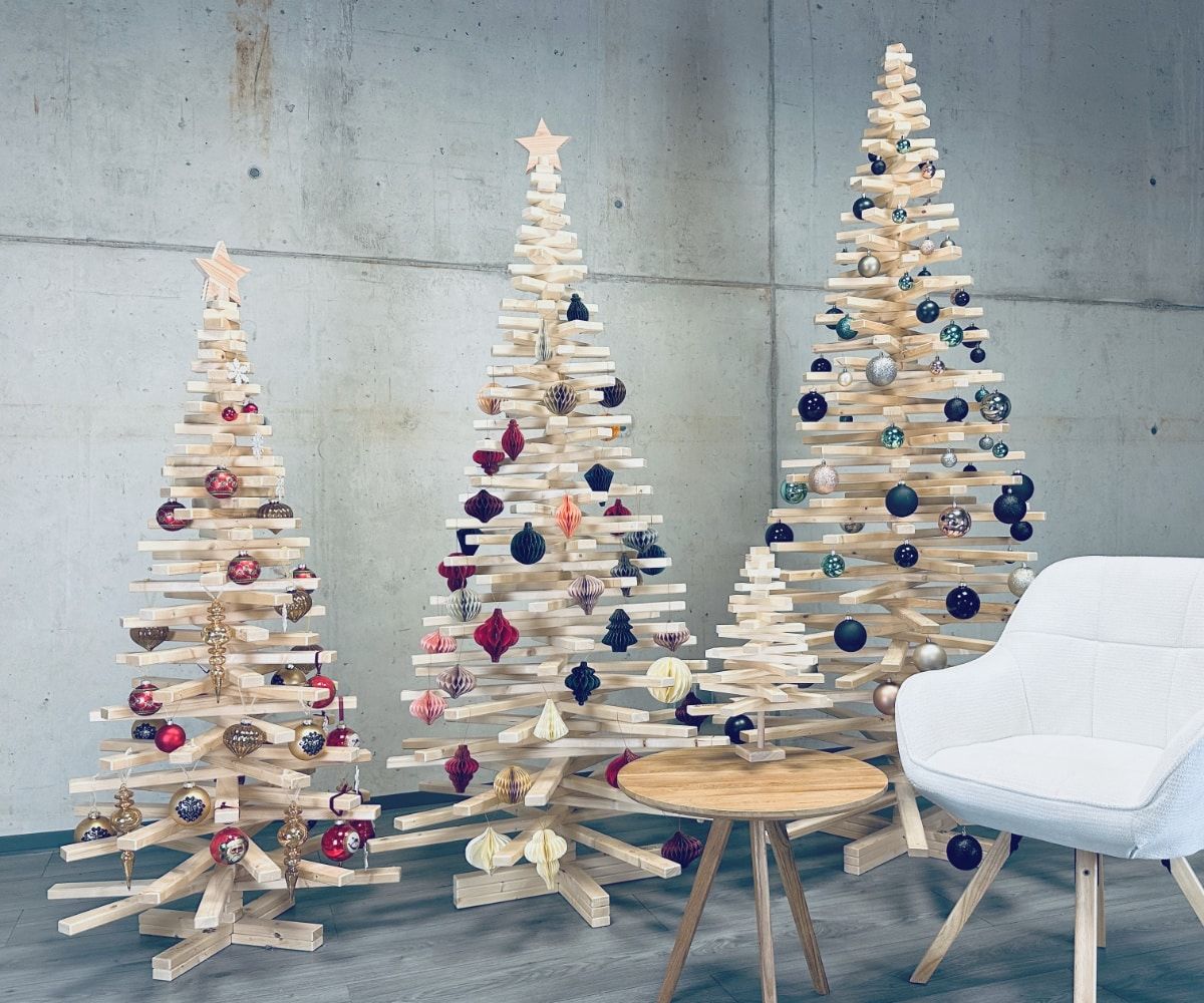 Collection of Wooden Slat Christmas Trees with Ornaments Collection of Wooden Slat Christmas Trees with Ornaments — Scandinavian Christmas Tree