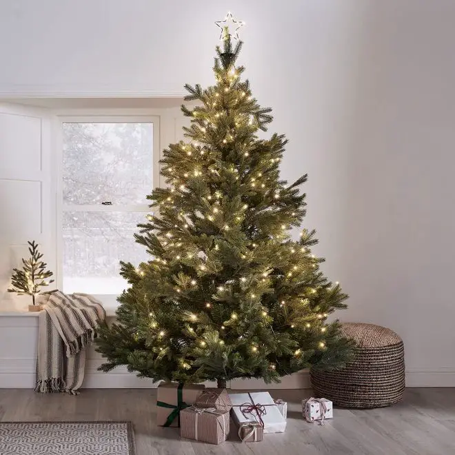 Star Topper on a Modern Christmas Tree with Gifts Star Topper on a Modern Christmas Tree with Gifts — Christmas Tree Topper