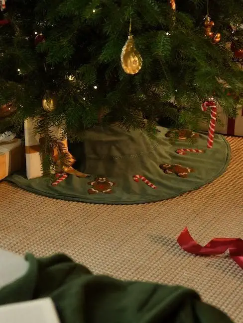 Traditional Christmas Tree Skirt with Gingerbread Figures — Christmas Tree Themes