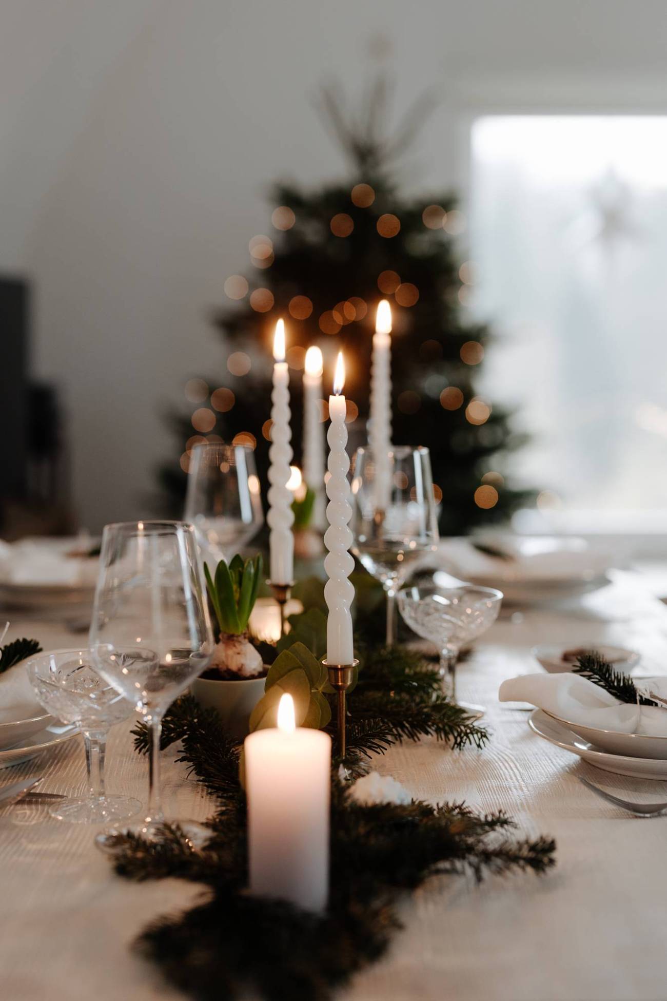Traditional Christmas with Evergreen Garland and Spiral Candles Traditional Christmas with Evergreen Garland and Spiral Candles — Elegant Christmas Table Setting