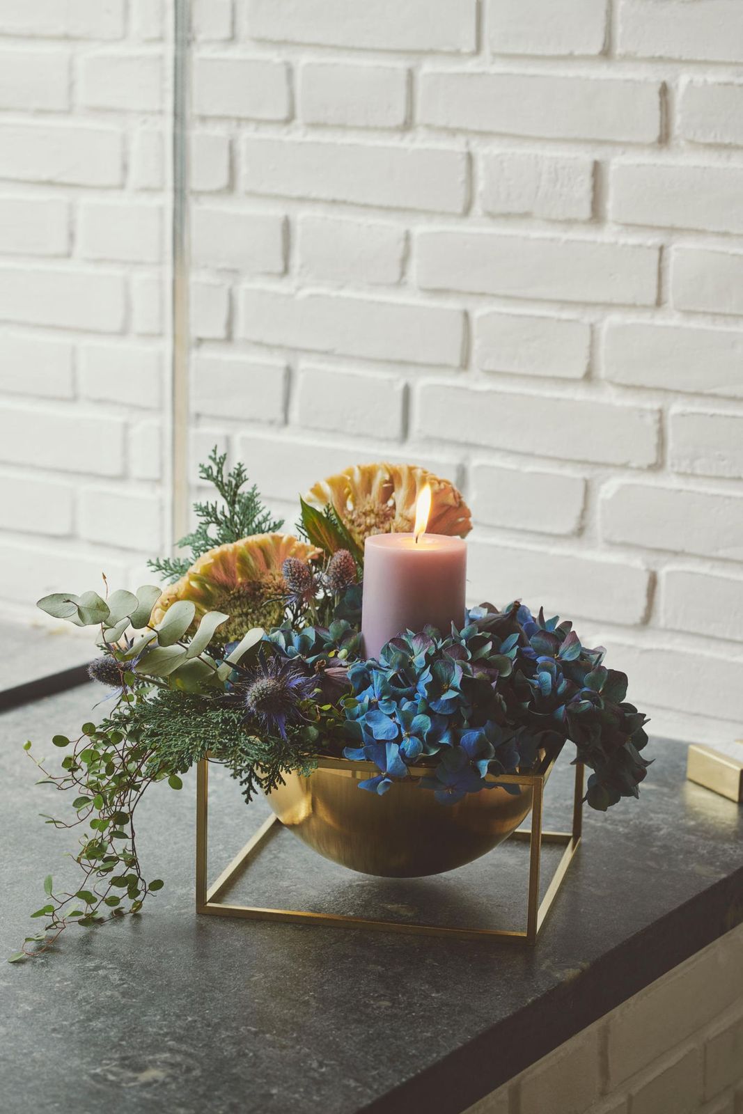 Design an Elegant Floral Centerpiece with a Candle Design an Elegant Floral Centerpiece with a Candle — Winter Home Decor