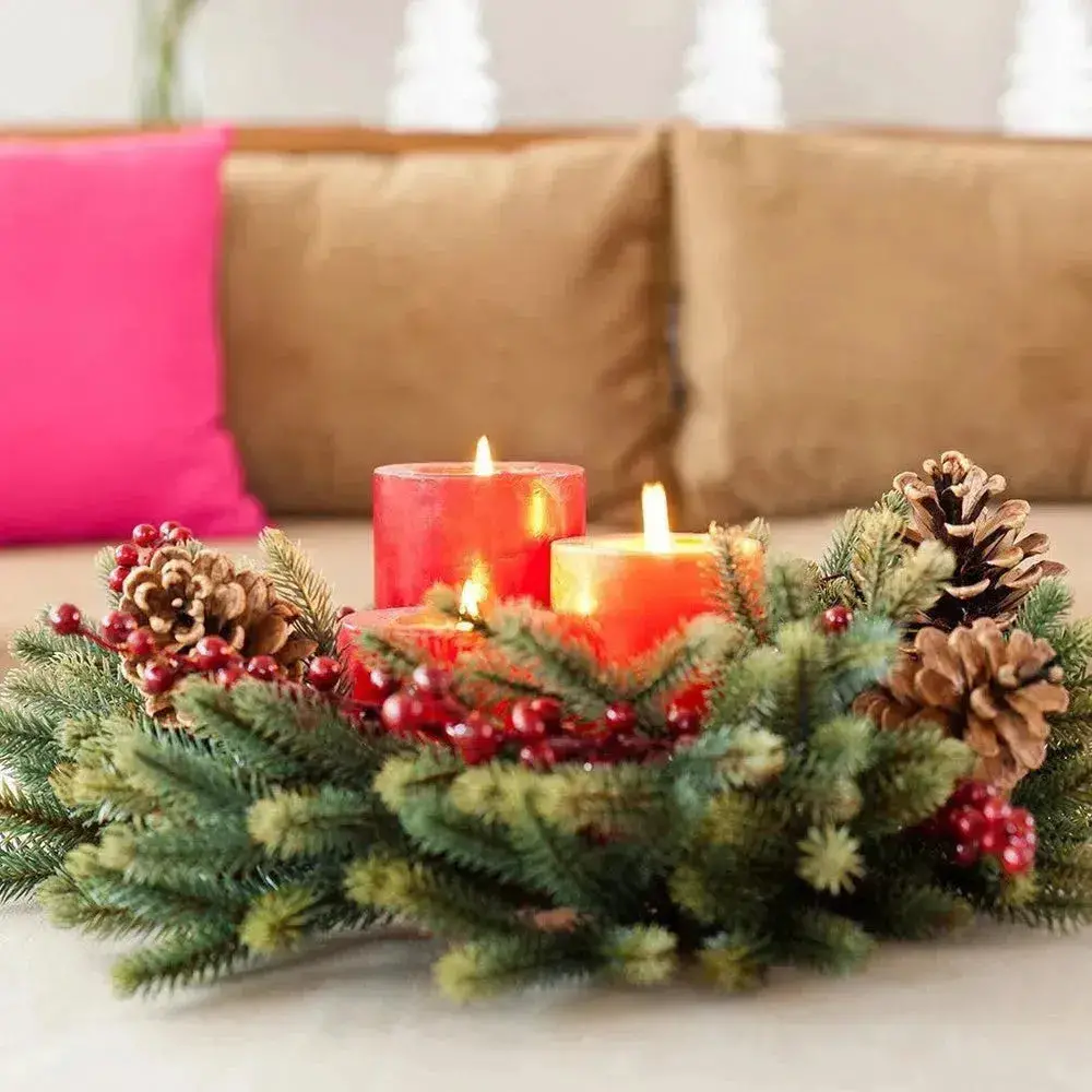 Traditional Christmas Centerpiece with Red Candles and Pine Garland — Christmas Living Room Decor