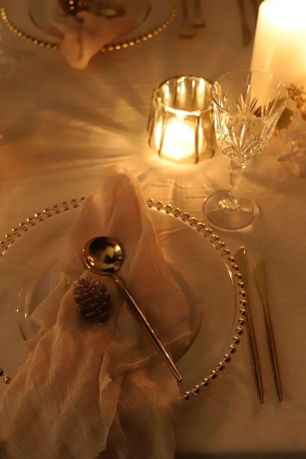 Elegant Modern Place Setting: Gold Beaded Charger — Christmas Wedding Decor