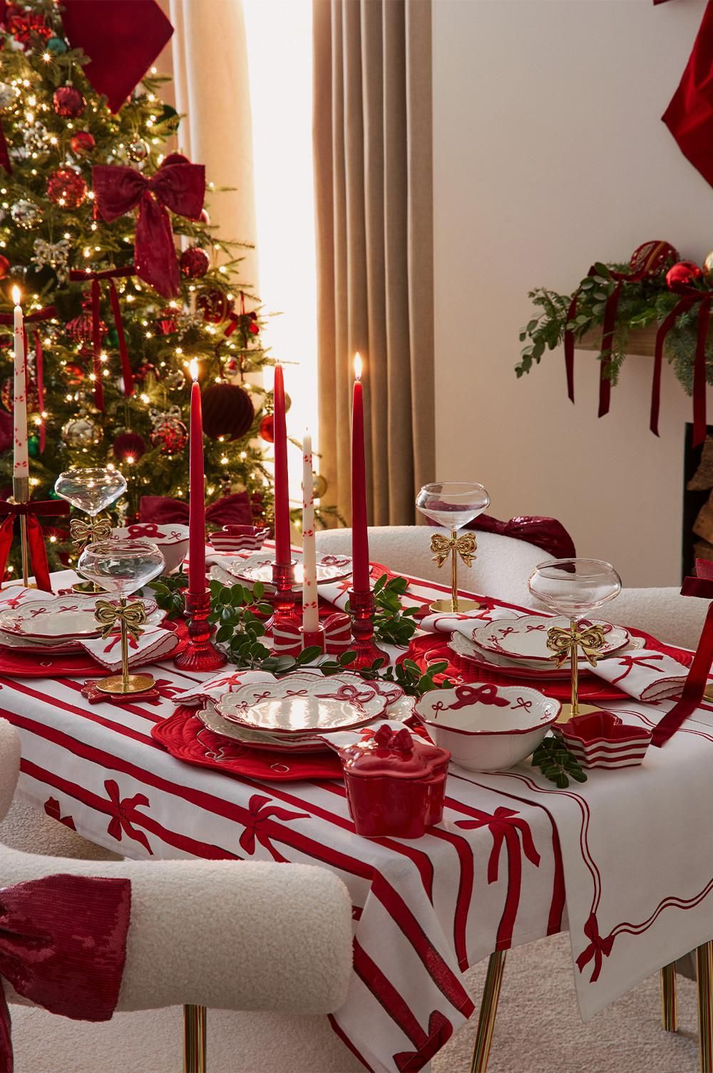 Festive Dining Room with Red and White Striped Tablecloth Festive Dining Room with Red and White Striped Tablecloth — Red and White Christmas Tree
