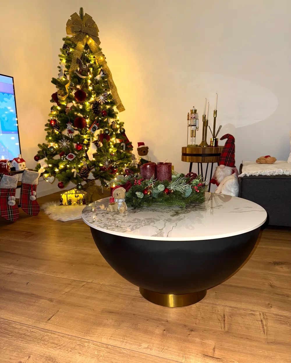 Modern Marble Coffee Table with Wreath and Nutcracker Modern Marble Coffee Table with Wreath and Nutcracker — Christmas Coffee Table Decor