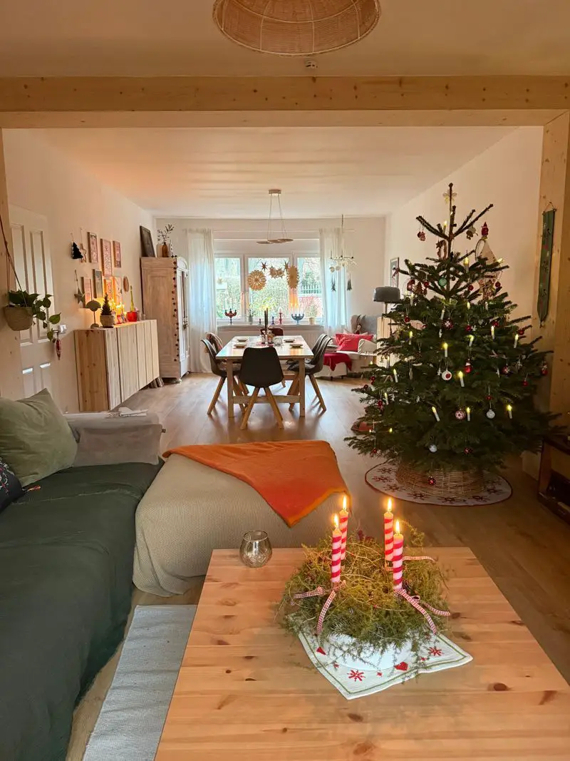 Advent Wreath and Candlelight in an Open-Plan Space — Cozy Christmas Living Room