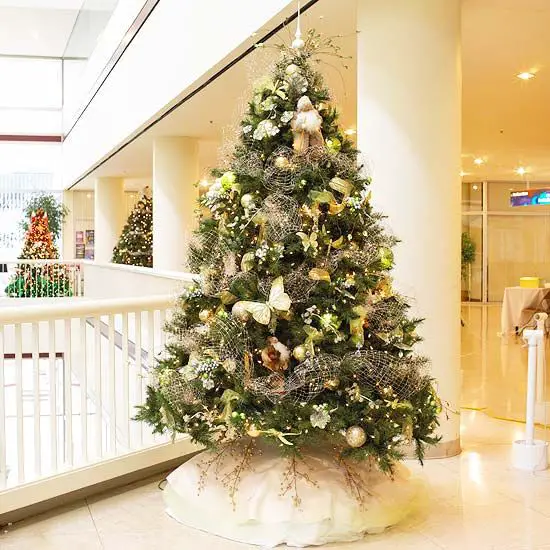 Elegant Glamorous Christmas Tree with Gold Mesh Ribbon — Christmas Tree Themes