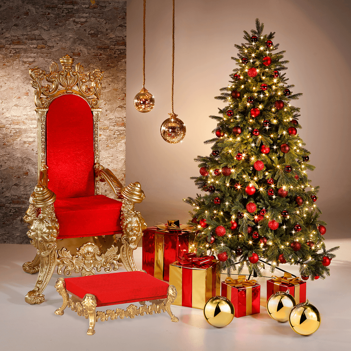 Ornate Gold Throne Beside a Decorated Christmas Tree Ornate Gold Throne Beside a Decorated Christmas Tree — Red and Gold Christmas Decor