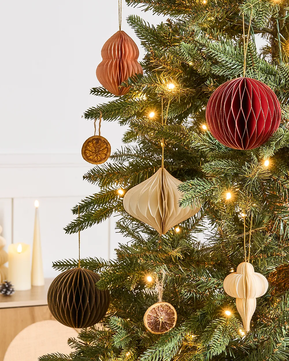 Festive Tree with Paper Honeycomb and Dried Orange Ornaments — Ornament Christmas Tree