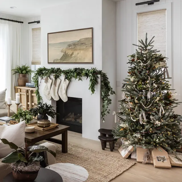Natural Materials Enhance Modern Christmas Living Room — Modern Christmas Decor