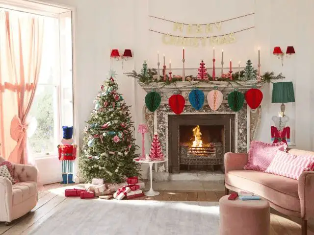 Traditional Christmas Mantelpiece and Tree — Christmas Apartment Decor