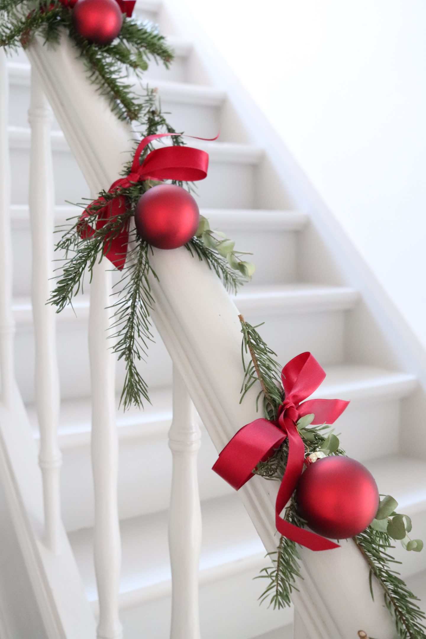 Traditional Staircase Garland with Red Baubles and Satin Ribbons — Christmas Stair Garland