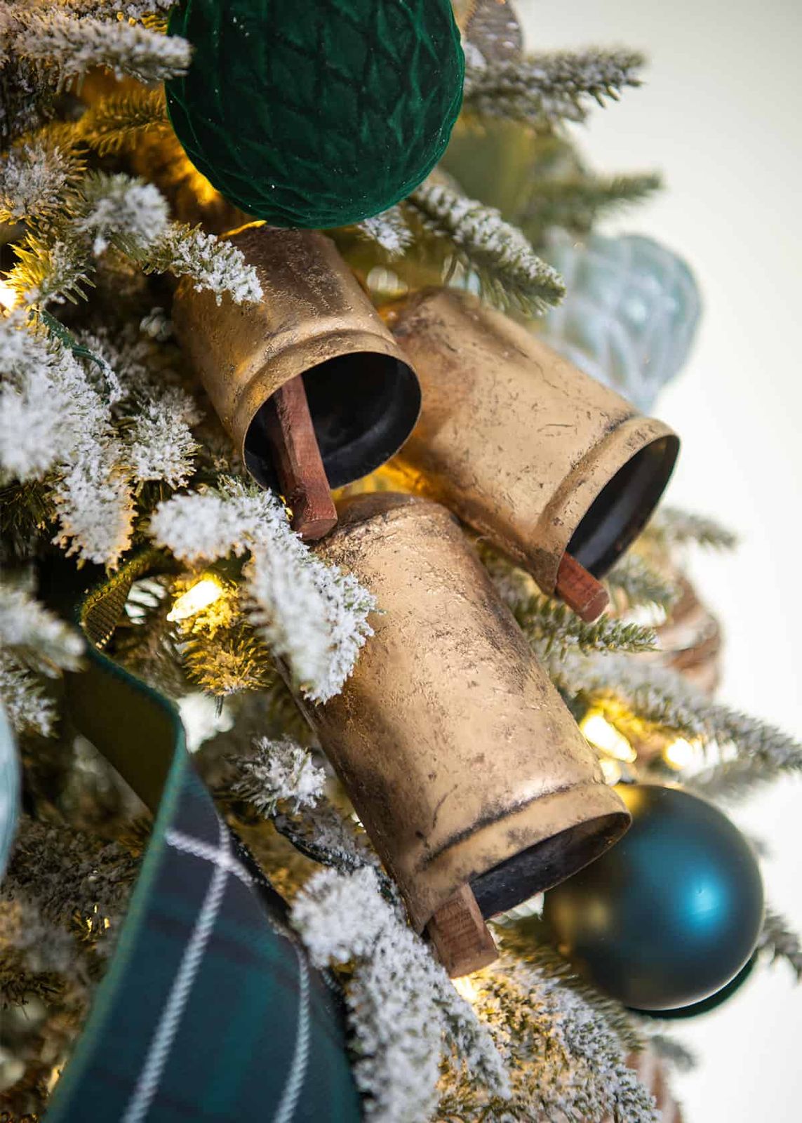 Detailing a Traditional Christmas Tree with Sage Green Accents Detailing a Traditional Christmas Tree with Sage Green Accents — Sage Green Christmas Decor