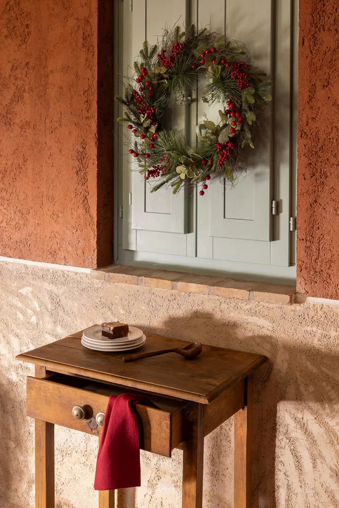 Traditional Pine Wreath on Light Blue Shutters Traditional Pine Wreath on Light Blue Shutters — Christmas Window Decor Outdoor