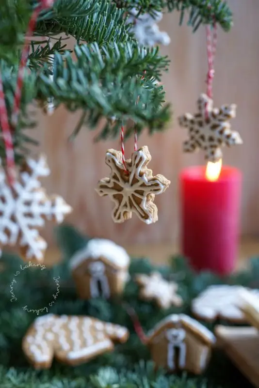 Intimate Gingerbread Ornaments on Pine Branches Intimate Gingerbread Ornaments on Pine Branches — Gingerbread Christmas Decor