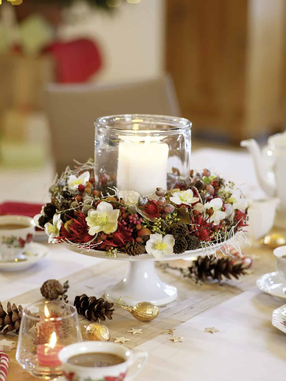 Country Style Centerpiece on Cake Stand with Pinecones and Berries Country Style Centerpiece on Cake Stand with Pinecones and Berries — Christmas Wedding Centerpiece