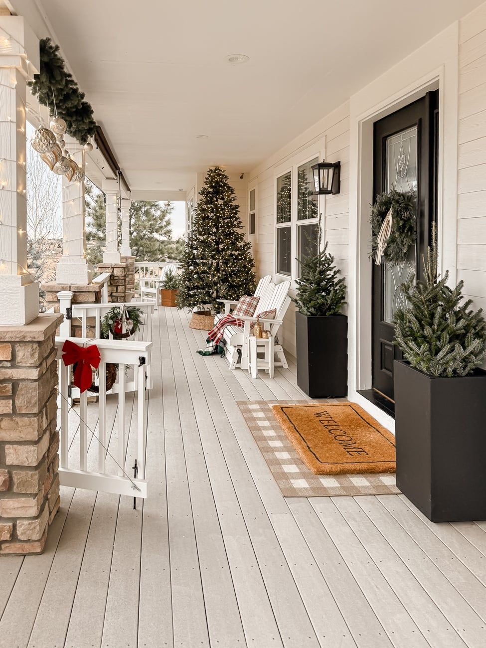 Spacious Farmhouse Porch with a Grand Christmas Tree Spacious Farmhouse Porch with a Grand Christmas Tree — Farmhouse Christmas Porch